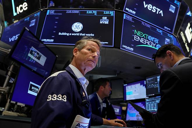 미국 뉴욕증권거래소(NYSE)에서 트레이더들이 업무를 보고 있다. /로이터=연합뉴스