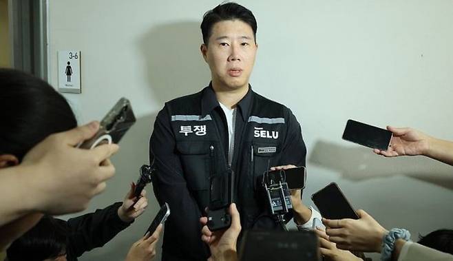 최승호 초기업노조 삼성전자지부 위원장이 12일 정부세종청사 중앙노동위원회에서 기자들과 만나 발언하고 있다.ⓒ연합뉴스