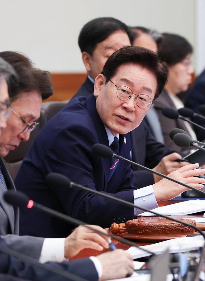 이재명 대통령이 12일 청와대에서 열린 제21회 국무회의에서 발언을 하고 있다. 이 대통령은 “국회에서 법률을 개정하려면 너무 힘들다”면서 “특별히 문제가 없는 경우는 웬만하면 시행령으로 하라”고 주문했다.
청와대사진기자단