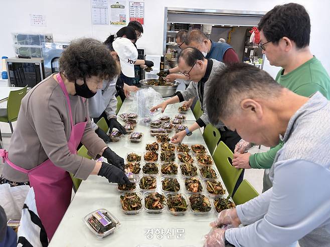 ‘공유냉장고’ 사업 참가자들이 지난 12일 서울 양천구 신정종합사회복지관에서 자원봉사자들과 함께 반찬을 포장하고 있다. 김은송 기자
