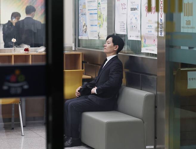 지난 11일 대검찰청이 감찰위원회를 열고 쌍방울 대북송금 수사 과정에서 '연어 술파티' 진술 회유 의혹이 제기된 박상용 인천지검 부부장 검사의 징계 여부를 심의할 것으로 알려진 가운데 박 검사가 서초동 대검찰청 민원실에서 대기하고 있다. 연합뉴스