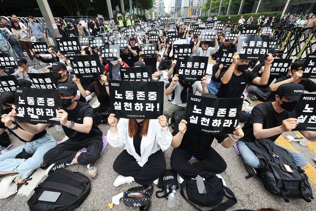 전국삼성전자노동조합 조합원들이 2024년 5월 24일 오후 서울 강남구 삼성전자 사옥 앞에서 노동조합과의 교섭을 촉구하는 행사를 벌이고 있다. 연합뉴스