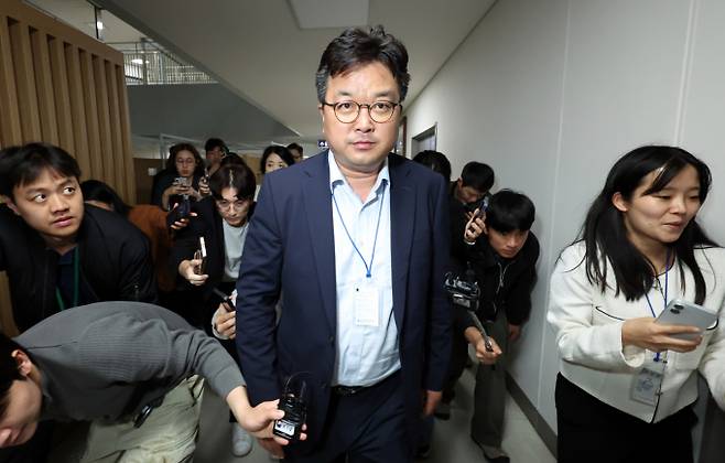 삼성전자 사측 대표교섭위원인 김형로 부사장이 13일 2차 사후조정회의를 마친 뒤 정부세종청사 중앙노동위원회를 나서고 있다. / 사진=뉴시스 /사진=강종민