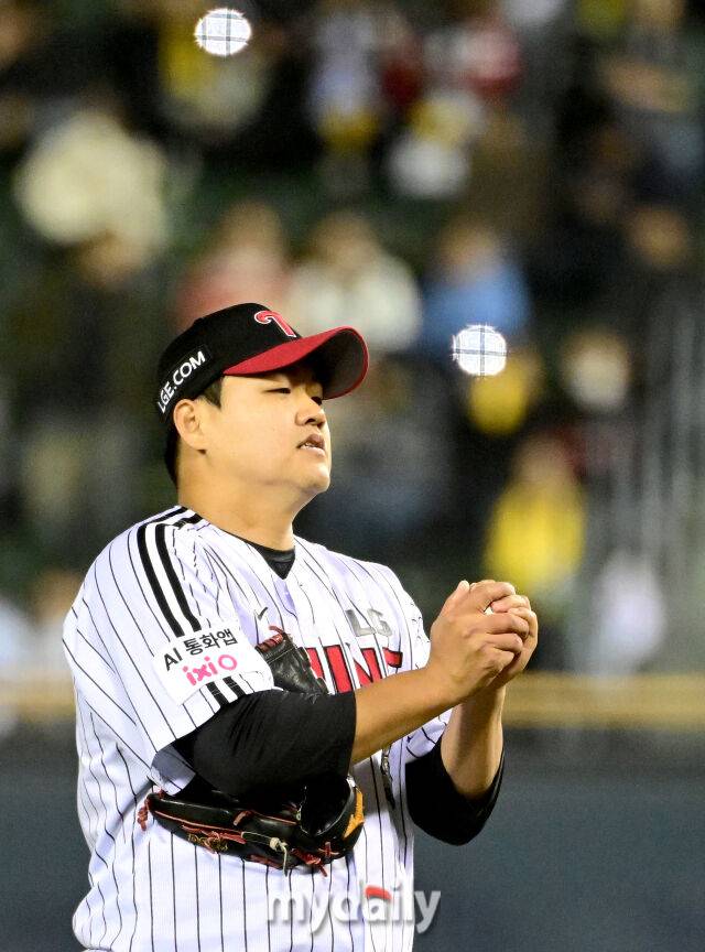 2026년 4월 1일 오후 서울 잠실구장에서 '2026 신한 SOL KBO리그' KIA 타이거즈와 LG 트윈스의 경기. LG 장현식이 6회초 구원등판해 투구를 준비하고 있다./마이데일리