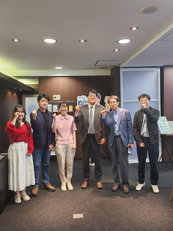 일본 오사카에서 충남 방문단이 12일 현지 여행사 관계자들과 충남관광 상품 개발 협의를 마치고 기념촬영을 하고 있다.