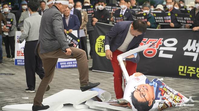 지난 4월 22일 김관영 후보의 지지자들이 더불어민주당을 향해 김관영 지사의 제명 결정 취소와 이원택 후보의 윤리재감찰을 요구하며 정청래 당대표와 문정복 최고위원의 사진이 그려진 박스를 부수는 퍼포먼스를 하고 있다. 심동훈 기자