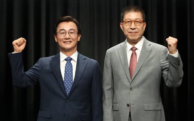 부산시장 후보 토론회 참석한 전재수·박형준 - 전재수 더불어민주당 부산시장 후보와 박형준 국민의힘 부산시장 후보가 12일 오후 부산 동구 부산MBC에서 열린 6·3 지방선거 부산시장 후보자 토론회에 앞서 기념촬영을 하고 있다. 2026.5.12/뉴스1