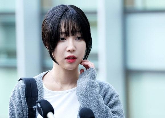 유튜버 쯔양이 경기 수원시 영통구 수원지법에서 열린 자신에 대한 공갈 등 혐의로 구속기소된 구제역 재판에 증인으로 출석하며 취재진 질문에 답하고 있다. 2024.11.15 연합뉴스