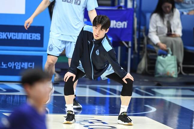 13일 경기를 앞두고 몸을 풀고 있는 이정현. /사진=KBL