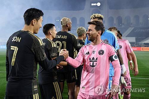 MLS선수협회가 13일(한국시간) 발표한 2026시즌 MLS 선수 연봉 표에서 손흥민이 리그 전체 2위에 해당하는 1115만2852달러(약 166억 4005만원)라고 알렸다. 선수협회가 매해 발표하는 선수 연봉은 현재 연간 기본 연봉과 평균 보장된 보상을 더한 올해 연봉을 계산한다. 보장된 보상에는 마케팅 보너스, 에이전트 수수료 등이 포함된다. 경기력에 따른 보너스는 포함되지 않는다. 연합뉴스