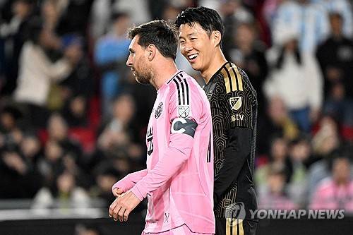 MLS선수협회가 13일(한국시간) 발표한 2026시즌 MLS 선수 연봉 표에서 손흥민이 리그 전체 2위에 해당하는 1115만2852달러(약 166억 4005만원)라고 알렸다. 선수협회가 매해 발표하는 선수 연봉은 현재 연간 기본 연봉과 평균 보장된 보상을 더한 올해 연봉을 계산한다. 보장된 보상에는 마케팅 보너스, 에이전트 수수료 등이 포함된다. 경기력에 따른 보너스는 포함되지 않는다. 연합뉴스