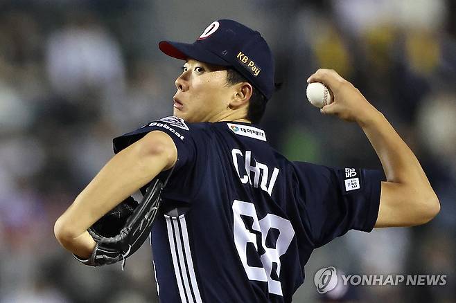 호투 이어가는 두산 최민석 (서울=연합뉴스) 윤동진 기자 = 7일 잠실야구장에서 열린 2026 KBO 리그 두산 베어스 대 LG 트윈스 경기. 5회 말 두산 선발투수 최민석이 역투하고 있다. 2026.5.7 mon@yna.co.kr
