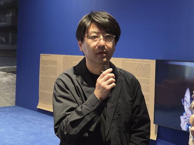 다나카 고키 작가 (과천=연합뉴스) 박의래 기자 = 다나카 고키 작가가 13일 국립현대미술관 과천에서 열린 한·일 국교 정상화 60주년 기념 전시 '로드 무비: 1945년 이후 한·일 미술' 기자간담회에 참석해 작품에 관해 설명하고 있다. 2026.5.13. laecorp@yna.co.kr