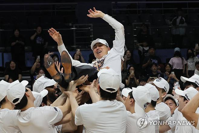 KCC, 챔프전 우승 (고양-연합뉴스) 김병만 기자 = 13일 고양소노아레나에서 열린 2025-2026 KBL 플레이오프 챔피언 결정전 고양 소노와 부산 KCC 5차전 경기. 우승한 부산 KCC 선수들이 이상민 감독을 들어 올리며 기쁨을 만끽하고 있다. 2026.5.13 kimb01@yna.co.kr