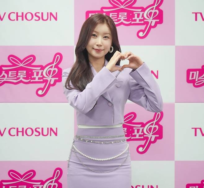 가수 이소나가 포즈를 취하고 있다. / 사진=TV조선 '미스트롯 포유'