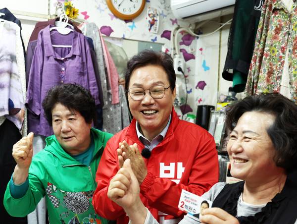 박완수 국민의힘 경남도지사 후보가 선거활동을 하며 도민들과 환하게 웃고 있다. / 박완수 경남도지사 후보 선거대책본부