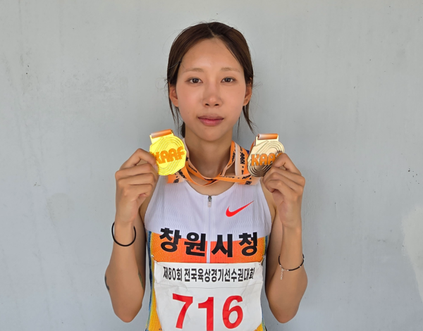 창원시청 육상팀 김서윤이 13일 강원 정선종합운동장에서 열린 제80회 전국육상경기선수권대회 여자부 200m 결승을 마친 뒤 기념 촬영을 하고 있다. /창원시청 육상팀