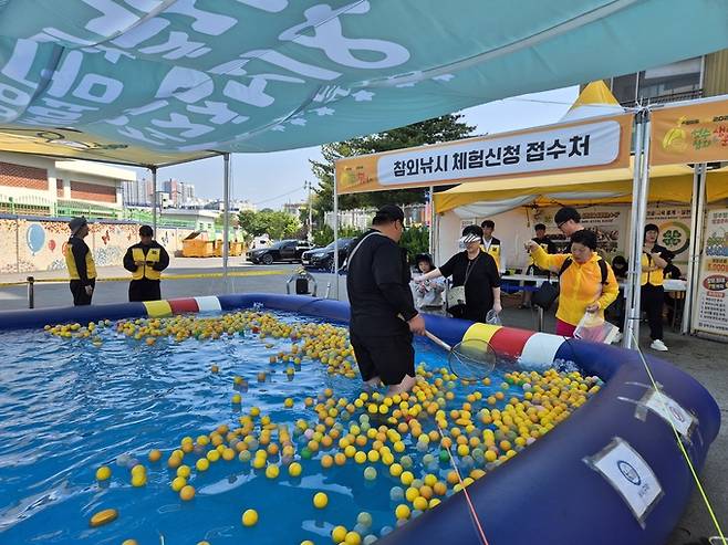 ▲ 성주군4-H연합회가 운영 중인 '참외낚시체험'은 올해도 축제 대표 인기 콘텐츠로 자리잡고 있다. 김정수 기자