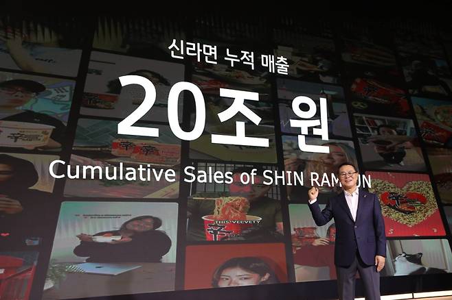 조용철 농심 대표이사가 13일 신라면 40주년 기념으로 열린 '신라면 글로벌 포럼'에서 신라면 누적 매출 20조원과 2030년까지 매출 7조 달성 비전을 발표하며 화이팅하고 있다.(사진제공=농심)