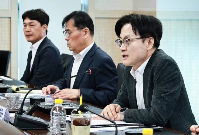 김정관 산업통상부 장관(맨 오른쪽)이 지난 13일 울산정보산업진흥원 회의실에서 열린 울산·미포 MINI 얼라이언스 간담회를 주재하고 있다. 연합뉴스