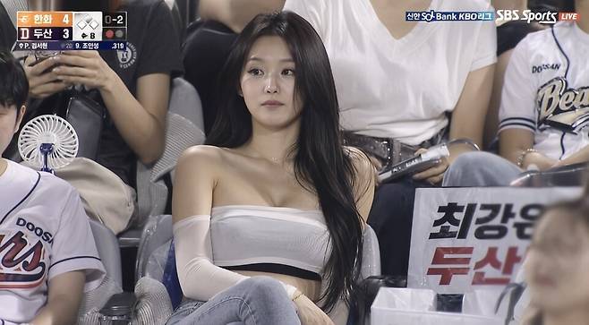 최근 SNS를 중심으로 확산 중인 '야구장 AI 미녀' 콘텐츠의 한 장면. 실제 스포츠 중계 화면처럼 연출됐지만 AI으로 생성된 합성 콘텐츠다./연합뉴스