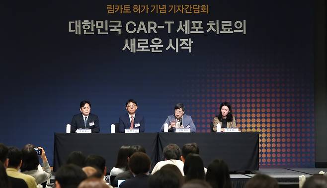 (왼쪽부터) 이승원 큐로셀 상무, 김건수 큐로셀 대표, 김원석 삼성서울병원 혈액종양내과 교수, 조수희 큐로셀 임상개발센터장.(이미지=큐로셀)