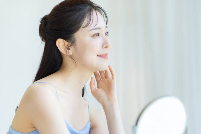 콜라겐 화장품은 피부가 완전히 마른 상태보다 세안 직후 수분감이 약간 남아 있을 때 사용하는 편이 더 효과적이다. 사진=게티이미지뱅크