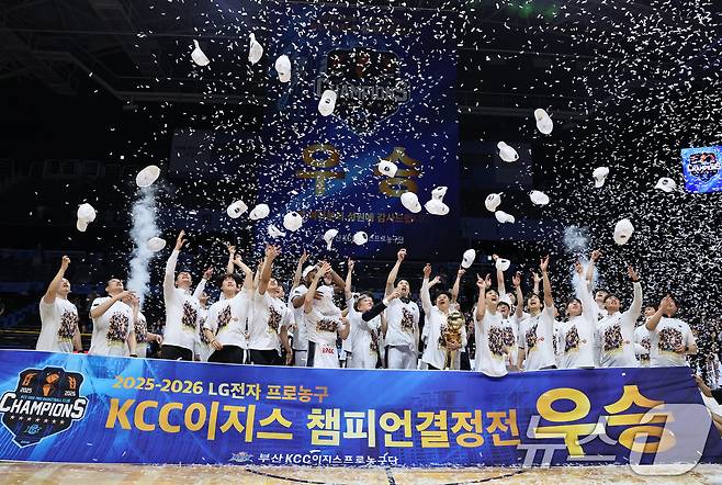 13일 오후 경기 고양시 일산서구 고양소노아레나에서 열린 2025-26 프로농구 챔피언결정전 5차전 부산 KCC와 고양 소노의 경기에서 KCC 선수들이 우승을 확정, 우승 모자를 던지며 환호하고 있다. 2026.5.13 ⓒ 뉴스1 구윤성 기자