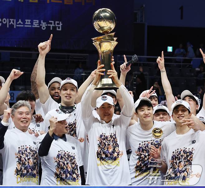 13일 오후 경기 고양시 일산서구 고양소노아레나에서 열린 2025-26 프로농구 챔피언결정전 5차전 부산 KCC와 고양 소노의 경기에서 우승한 KCC 이상민 감독이 선수들과 함께 트로피를 들어올리며 기쁨을 나누고 있다. 2026.5.13 ⓒ 뉴스1 구윤성 기자