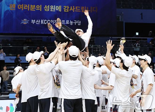13일 오후 경기 고양시 일산서구 고양소노아레나에서 열린 2025-26 프로농구 챔피언결정전 5차전 부산 KCC와 고양 소노의 경기에서 KCC 선수들이 우승을 확정, 선수들이 이상민 감독을 헹가래 치고 있다. 2026.5.13 ⓒ 뉴스1 구윤성 기자