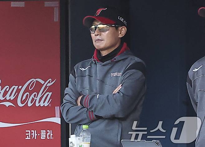 12일 오후 서울 송파구 잠실야구장에서 열린 프로야구 '2026 신한은행 SOL KBO리그' 삼성 라이온즈와 LG 트윈스의 경기, LG 염경엽 감독이 경기를 지켜보고 있다. 2026.5.12 ⓒ 뉴스1 김도우 기자
