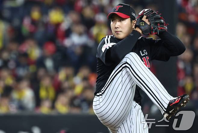 29일 대전 한화생명볼파크에서 열린 프로야구 2025 신한 SOL뱅크 KBO 포스트시즌 한국시리즈 3차전 LG 트윈스와 한화 이글스의 경기, LG 선발투수 손주영이 1회말 역투하고 있다. 2025.10.29 ⓒ 뉴스1 김도우 기자
