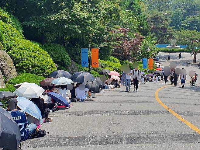 지난 2024년 5월 22일 서울 동대문구 경희대에서 축제 공연 입장을 위해 학생들이 줄을 서고 있다. /강우석 기자