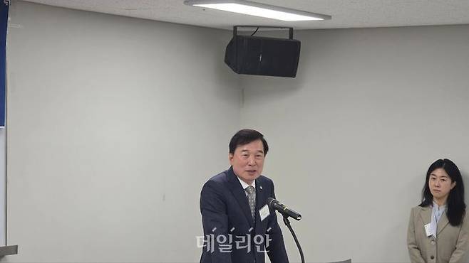 김순구 충북개발공사 사장이 국감정평가사협회에서 ‘지방 시대의 기회: 29조 하이닉스 효과와 충북 개발의 미래 전략 세미나’에서 발언하고 있다. ⓒ데일리안 이수현 기자