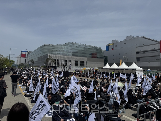 삼성전자 첫 과반노조 지위를 확보한 '삼성전자 초기업노조' 노조원들이 지난달 23일 삼성전자 평택사업장 앞에서 투쟁결의대회를 갖고 있다.