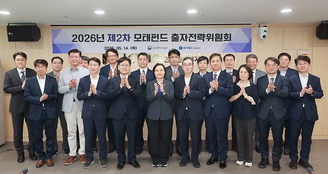 한성숙 중소벤처기업부 장관이 14일 서울특별시 서초구 한국벤처투자에서 열린 '26년 제2차 모태펀드 출자전략위원회' 참석자들과 기념촬영을 하고있다. 첫번째줄 왼쪽 네번째부터 이대희 한국벤처투자 대표, 한성숙 중소벤처기업부장관, 송병준 벤처기업협회 회장, 황성엽 금융투자협회 회장. 두번째줄 오른쪽부터 두번째 이준희 한국벤처캐피탈협회 부회장