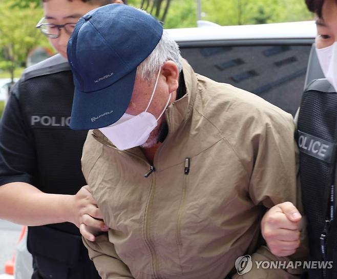 충북 청주 노래방에서 지인 2명에게 흉기를 휘둘러 1명을 살해하고 1명에게 중상을 입힌 혐의를 받는 60대 남성이 지난 11일 청주지법에서 열린 구속 전 피의자 심문(영장실질심사)에 출석하고 있다. /사진=연합뉴스