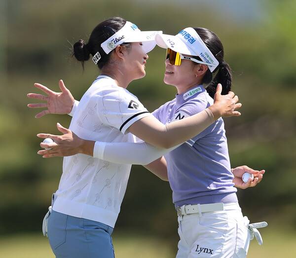 2026년 한국여자프로골프(KLPGA) 투어 제18회 두산 매치플레이에 출전한 김시현, 박민지 프로가 조별리그 1라운드 경기를 마친 모습이다. 사진제공=KLPGA (사진을 무단으로 사용하지 마십시오.)