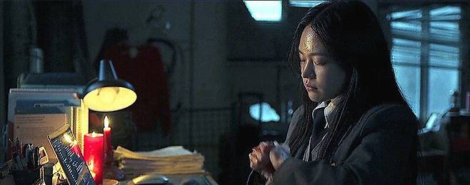 ‘기리고’ 6회. 권시원은 무당 어머니와 가난을 증오하며 코딩 천재의 재능을 보여준다. 친구를 원한에 빠져 죽게 한 뒤, 반성은커녕 앱을 통해 저주를 확산시킨 원귀가 된다. 넷플릭스 제공