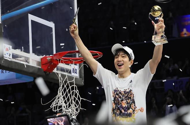 <yonhap photo-8374=""> MVP 허훈의 포효 (고양-연합뉴스) 김병만 기자 = 13일 고양소노아레나에서 열린 2025~26 KBL 플레이오프 챔피언 결정전 고양 소노와 부산 KCC 5차전 경기. MVP KCC 허훈이 그물을 자른 후 기쁨을 만끽하고 있다. 2026.5.13 kimb01@yna.co.kr/2026-05-13 21:56:53/ 연합뉴스</yonhap>