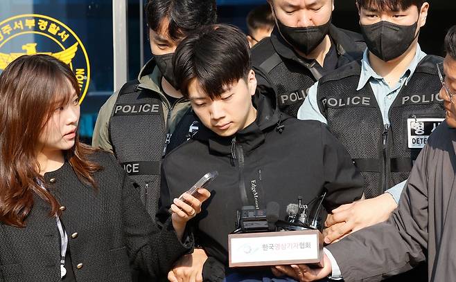 광주 도심에서 일면식 없는 여고생을 살해한 혐의를 받는 장윤기가 14일 오전 광주 서부경찰서에서 검찰에 송치되고 있다. 뉴스1