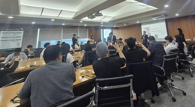 강성묵 하나증권 대표가 14일 서울 여의도 하나증권 본사에 방문한 푸투증권 VIP 고객들에게 인사를 하고 있다. 배성수 기자