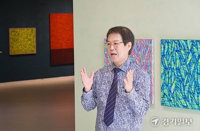 홍수우 작가가 관객에게 작품을 설명하고 있다. 윤원규기자