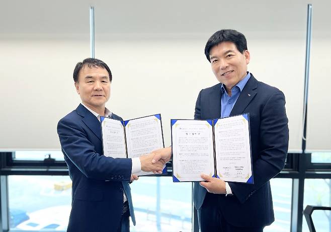 TS 오태석 자동차검사본부장(사진 오른쪽)과 한국자동차전문정비사업조합연합회 강순근 회장. TS 제공