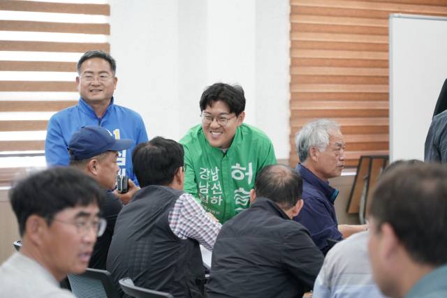 ▲지난 11일 남선면사무소 이장협의회에서 선거 출마 인사를 하고 있는 허승규 녹색당 후보. ⓒ프레시안(손가영)