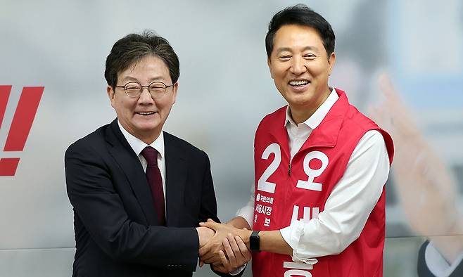 유승민 손 잡은 오세훈 국민의힘 오세훈 서울시장 후보(오른쪽)가 14일 서울 종로구 선거사무소에서 유승민 전 의원을 만나 두손을 맞잡고 기념 촬영을 하고 있다. 오 후보는 유 전 의원의 선거 지원 약속을 받고 “천군만마 이상”이라고 말했고, 유 전 의원은 “오 후보가 당선되면 이재명정부가 잘못 가는 부동산 문제를 바로잡는 데 큰 역할을 할 수 있다”고 격려했다. 뉴스1