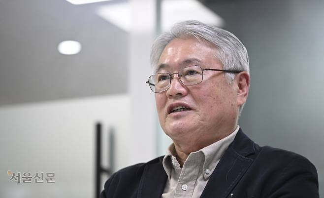 김용익 재단법인 돌봄과미래 이사장이 지난 7일 서울 마포구 재단 사무실에서 서울신문과 인터뷰하고 있다. 이지훈 기자