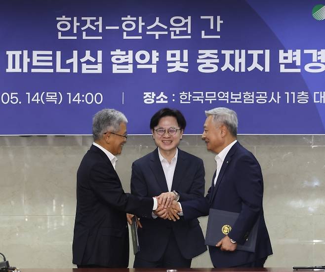 한전-한수원 간 전략적 파트너십 협약 및 중재지 변경 협약 체결 - 14일 중구 무역보험공사에서 열린 ‘한전-한수원 간 원전수출 전략적 파트너십 협약 및 중재지 변경 협약 체결식’에서 김정관 산업통상부 장관(가운데)이 협약서에 서명한 김동철 한국전력 사장(왼쪽), 김회천 한국수력원자력 사장(오른쪽)과 악수하고 있다. 연합뉴스