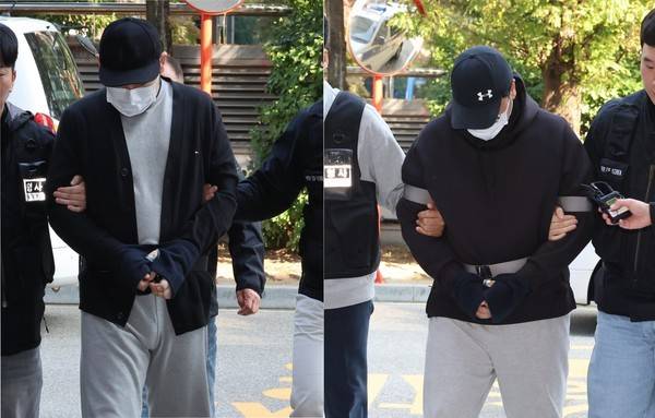 인천 아파트 지하 주차장에서 유튜버 '수탉'을 납치하고 살해하려 한 남성 2명이 지난해 11월 29일 인천 미추홀구 인천지방법원에서 열린 구속 전 피의자 심문(영장실질심사)에 출석하고 있다. 연합뉴스