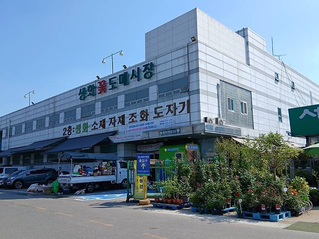 꽃 소비가 줄어든 데에 대해, 기념일에 꽃을 선물하는 문화가 사라지고 있다는 분석도 나온다. 사진은 양재꽃시장 생화꽃도매시장 건물. / 사진=김지영 기자